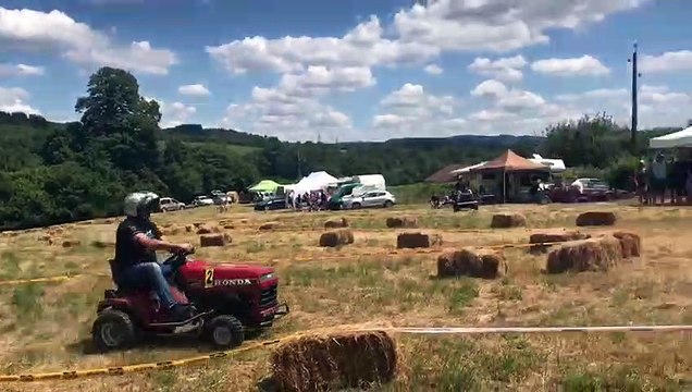 Les pilotes profitent des essais pour chauffer leurs bolides