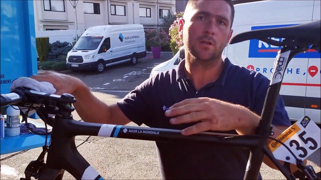 Les mécanos d'AG2R La Mondiale, dans les coulisses du Tour : le réglage des vélos