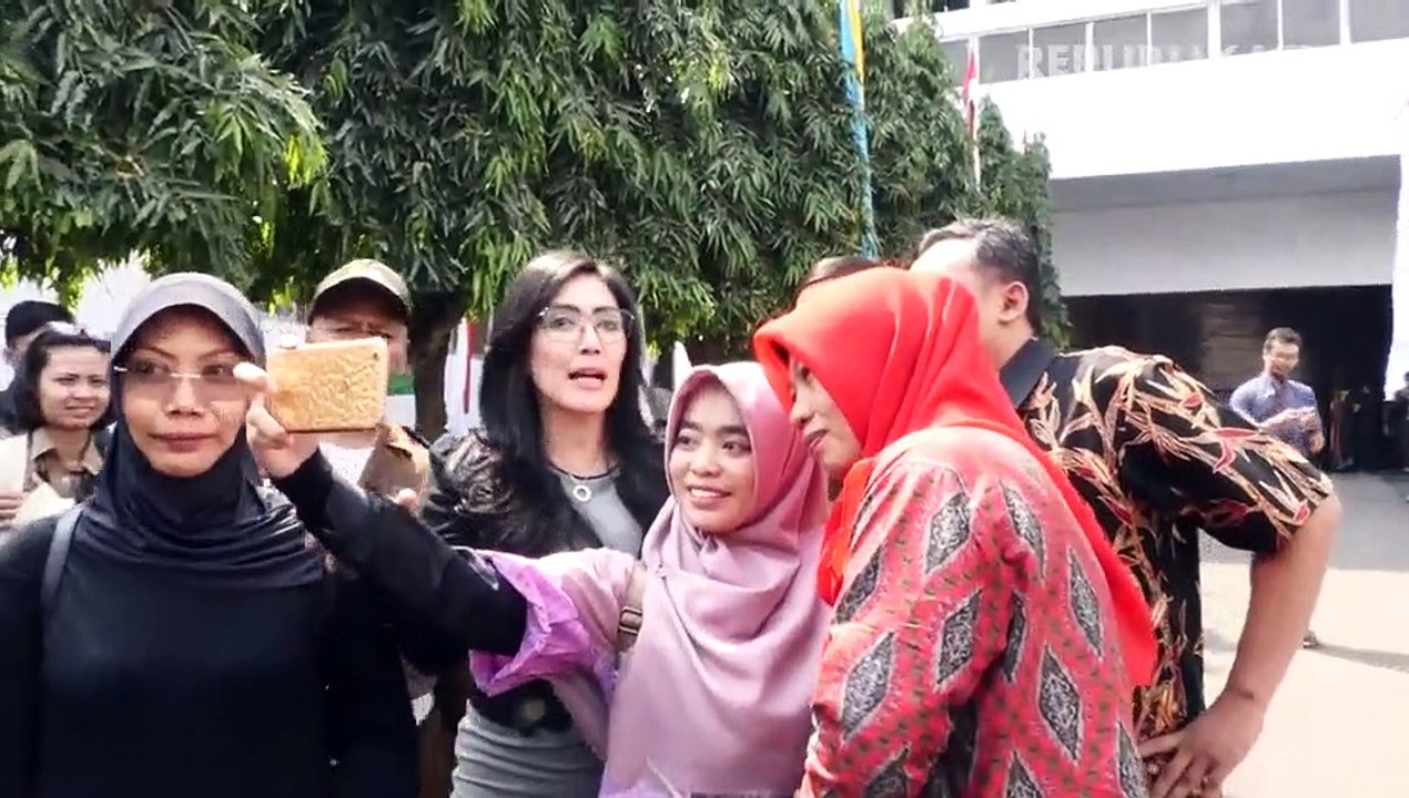Baiq Nuril Ingin Menonton Anaknya Mengibarkan Merah Putih