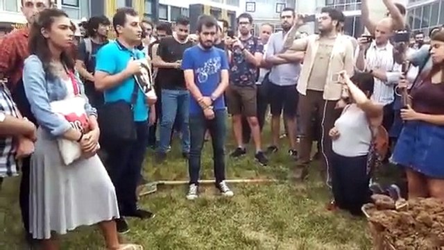 ODTÜ'deki eyleme destek veren Rabia Naz'ın babası Şaban Vatan kızı için fidan dikti