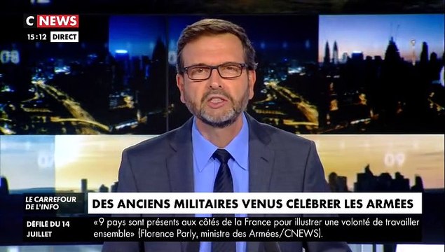 Les reporters de la chaîne russe RT France en tenue de guerre sur les Champs-Elysées pour couvrir les incidents