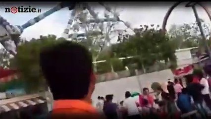 Tragedia al parco giochi: giostra si spezza e precipita nel vuoto: 2 morti e 27 feriti | Notizie.it