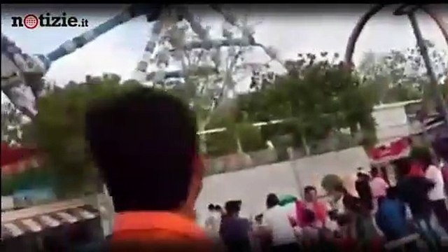 Tragedia al parco giochi: giostra si spezza e precipita nel vuoto: 2 morti e 27 feriti | Notizie.it