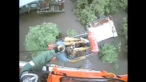 شاهد: عملية إنقاذ رجل سبعيني وكلبه من فيضانات 