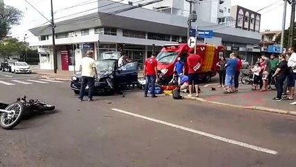 Motociclista de 28 anos fica ferido em acidente na Rua Afonso Pena