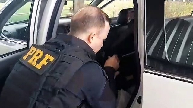 PRF encontra mercadorias em veículo abordado em Santa Terezinha de Itaipu