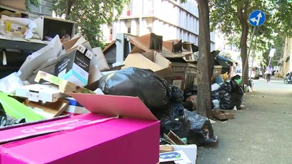 النفايات المنتشرة في شوارع روما تنذر بأزمة صحية