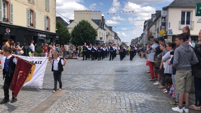 Le bagad Karaez ouvre le défilé