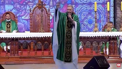 Mulher empurra Padre Marcelo Rossi de palco durante missa em Cachoeira Paulista