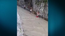 Report TV - Vërshimi i ujit rrëmben turistët te Kanioni i Holtës, mbytet vajza, shpëtohen 4 fëmijë