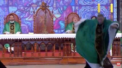 Mulher empurra Padre Marcelo Rossi do palco