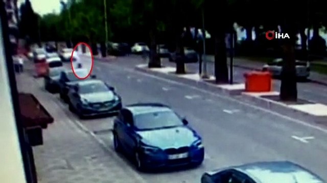 Otomobilin çarptığı yaşı adam metrelerce böyle savruldu