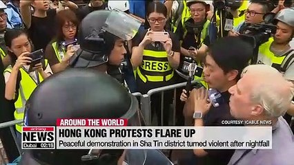 下载视频: Hong Kong police fight with protesters amid rising tensions