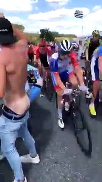 Un coureur donne une fessée à un spectateur (Tour de France 2019)
