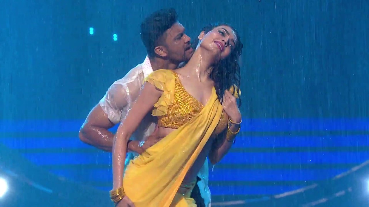 Karishma Tanna Hot Tip Tip Barsa Paani Performance | Jhalakh Dikhhla Jaa 9