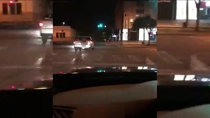 Internauta registra momento em que jovem fica pendurado em carro