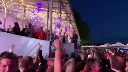 O'nu hiç böyle görmediniz! İngiltere Başbakanı Theresa May'dan dans şov!