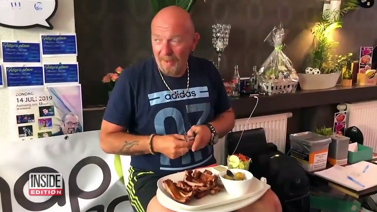 Un homme passe près de 5 jours assis sur des toilettes