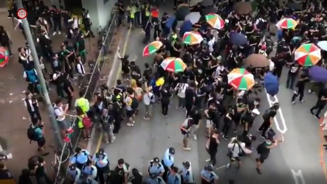 Scontri in un centro commerciale a Hong Kong. 37 arresti e 22 feriti | Notizie.it