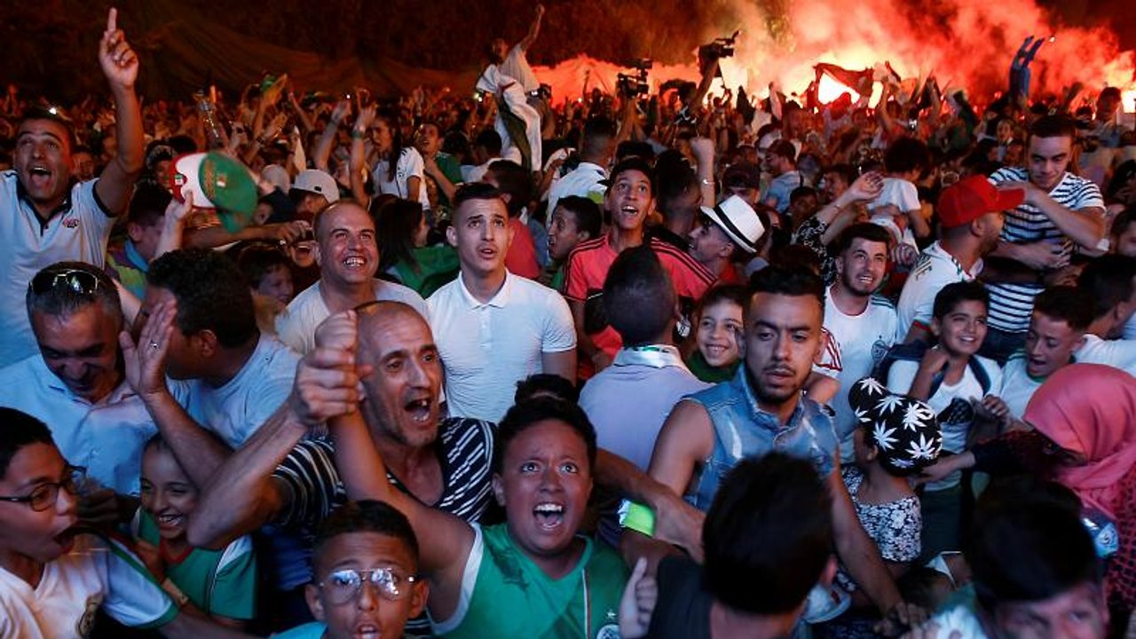 Calcio e caos: i tifosi dell'Algeria festeggiano (con violenze e disordini)