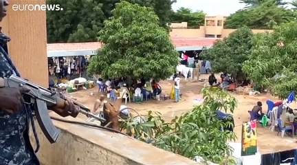 مُدان بتهمة الاحتيال يحقق شهرة واسعة بفضل أُغنيات تُنتج في سجن ببوركينا فاسو