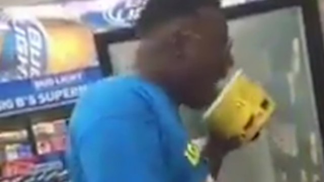 Un homme lèche un pot de glace et le repose en rayon mais se fait arrêter par la police
