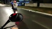 Un motard se fait rattraper très rapidement pas le karma alors qu'il fait une roue avant