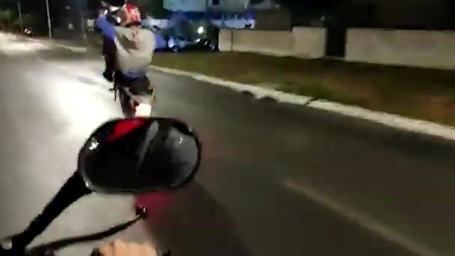 Un motard se fait rattraper très rapidement pas le karma alors qu'il fait une roue avant