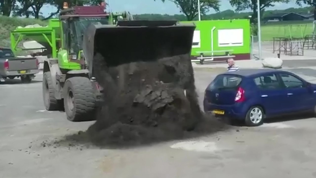 Un client insiste pour se faire livrer sa commande de sable alors que sa remorque est trop petite