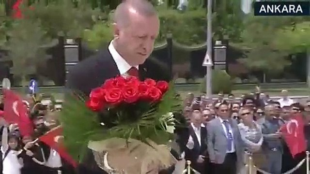 Cumhurbaşkanı Erdoğan Şehitler Anıtı’na çiçek bıraktı