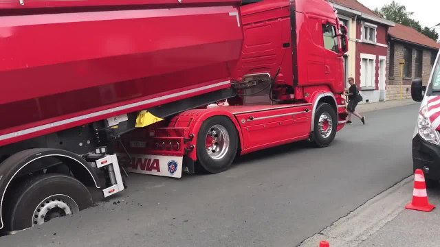 Cuesmes: à cause d'une fuite d'eau, un camion s'est enfoncé dans la route (Vidéo JC)