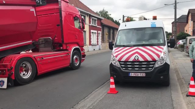 Cuesmes: les secours sont sur place, un camion enfoncé dans la route (Vidéo JC)
