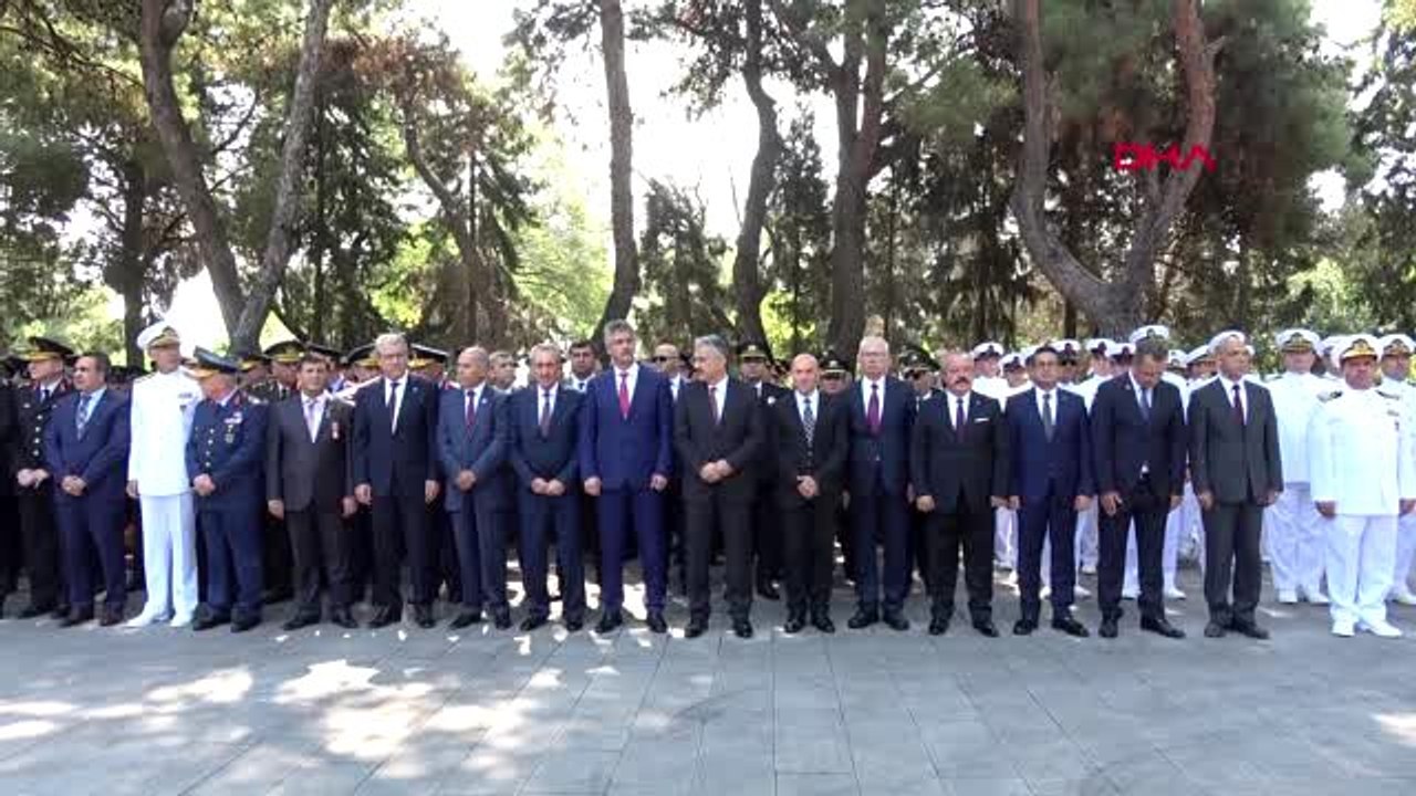 İzmir'de şehitlik ziyareti
