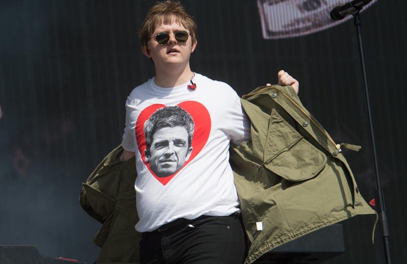 ⁣Lewis Capaldi trolls Noel Gallagher in Chewbacca mask at TRNSMT Festival