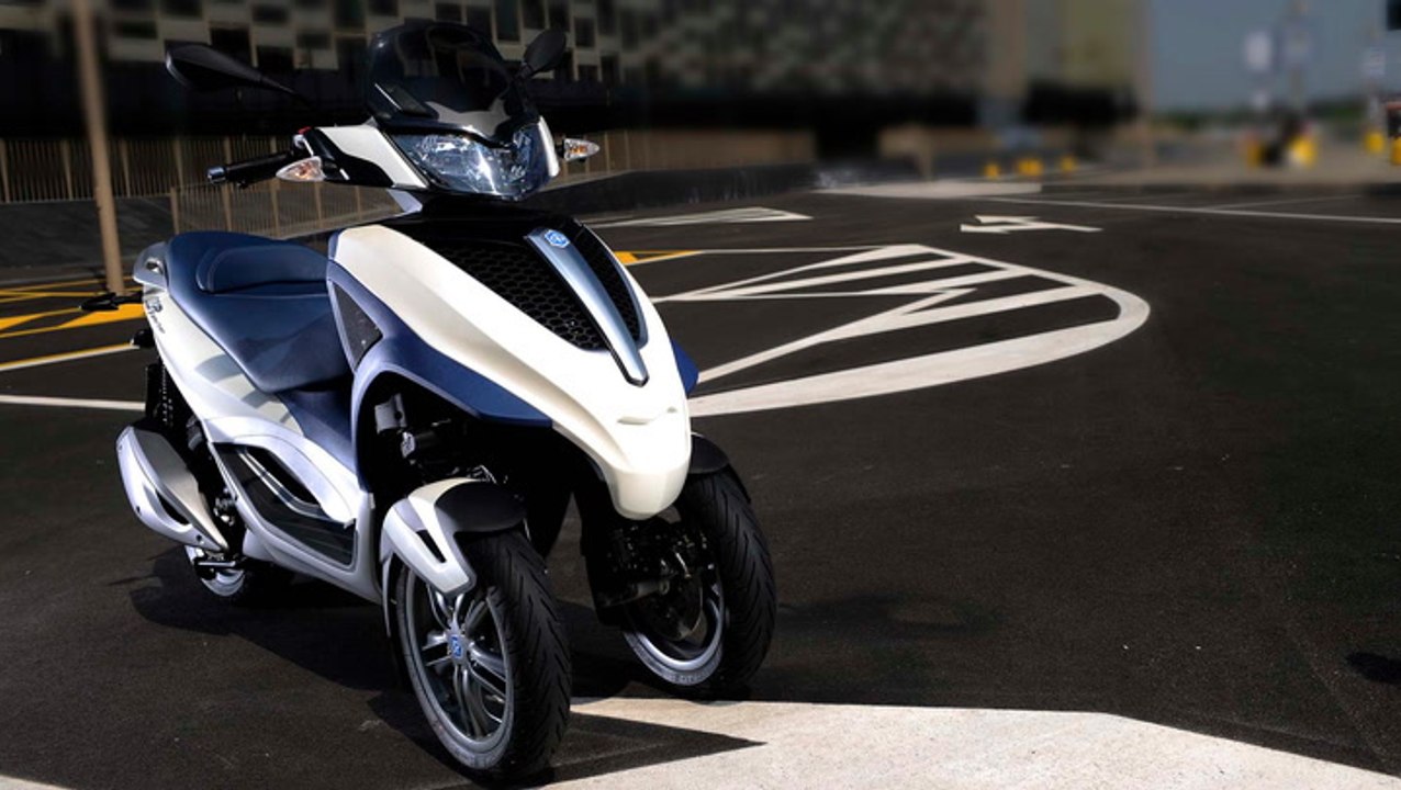 Piaggio MP3 - Scooter on 3 Wheels