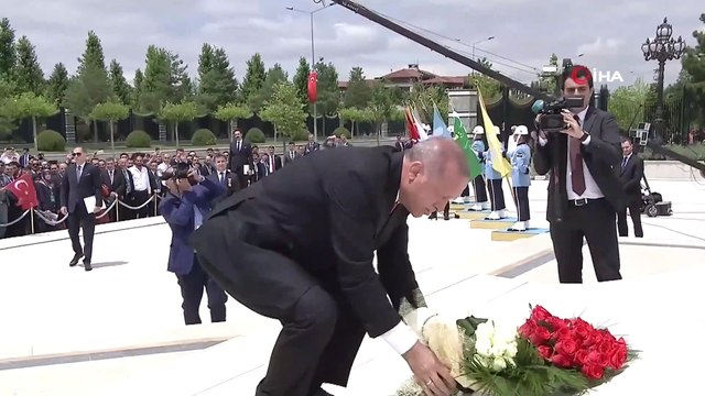 Cumhurbaşkanı Erdoğan, Şehitler Anıtı'na Çiçek Bıraktı