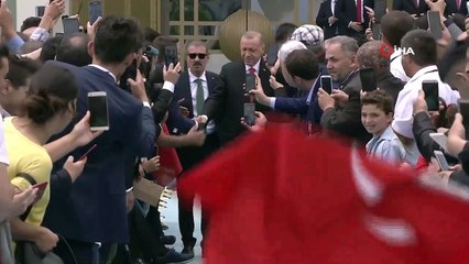 Cumhurbaşkanı Erdoğan, Şehitler Anıtına Çiçek Bıraktı