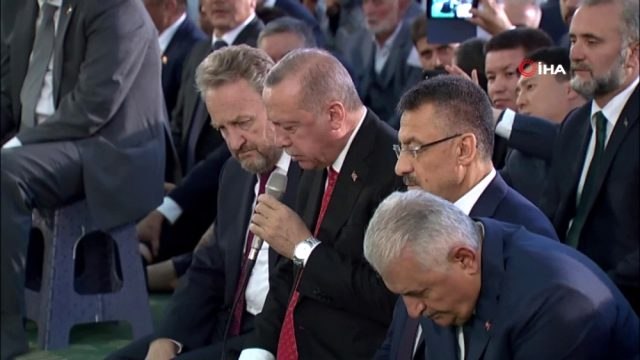 Cumhurbaşkanı Erdoğan, şehitler için Kur'an-ı Kerim okudu