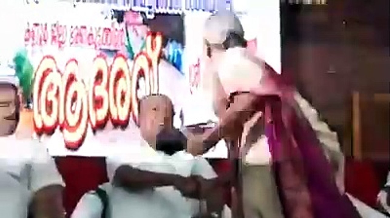 கேரள முதல்வர் பினராயி விஜயனின் கையை பிடித்து திருகி திட்டிய மூதாட்டி.. வைரல் வீடியோ