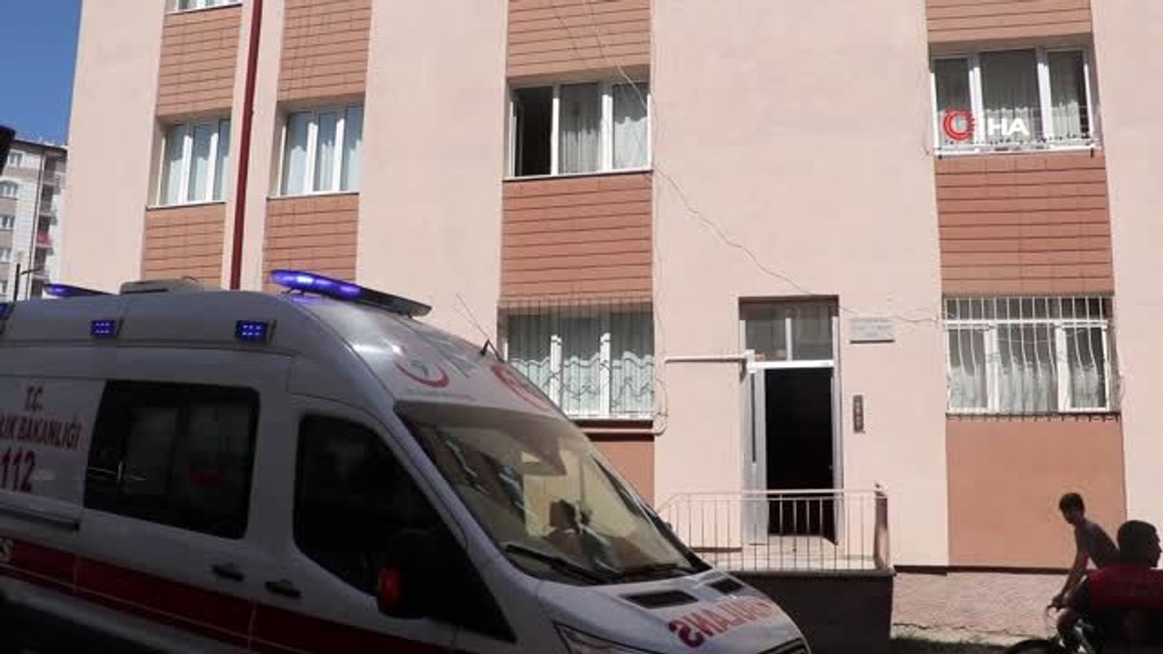 Polis ekiplerinden pencereden sarkıttığı çarşafla kurtuldu