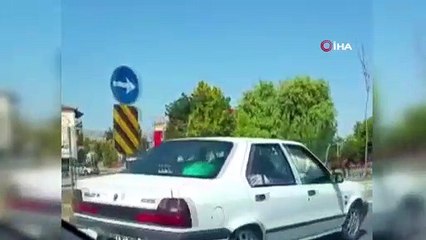 Bir anda yola fırlayan at kaza sonucu metrelerce havaya uçtu