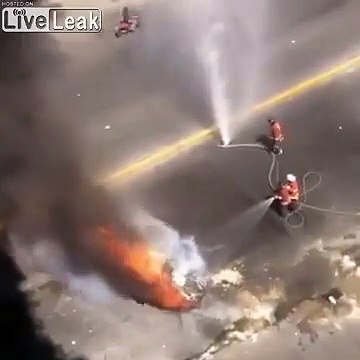 Ces pompiers n'y arrivent pas avec une lance à incendie folle !