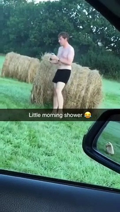 Camping : il prend sa douche dans l'herbe mouillée en se roulant !