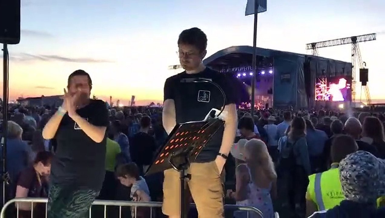 Language des signes pour les sourds à ce festival de musique !
