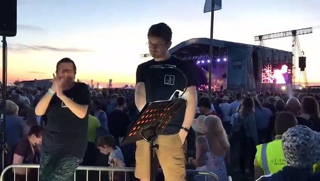 Language des signes pour les sourds à ce festival de musique !