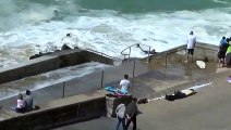 2 surfeurs en difficulté dans les vagues à Biarritz s'en sortent de justesse !