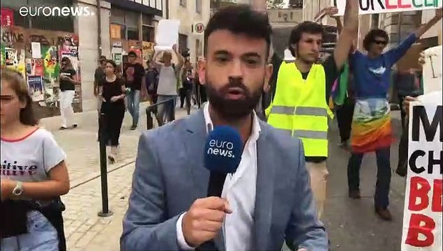 128 Макронов вверх ногами