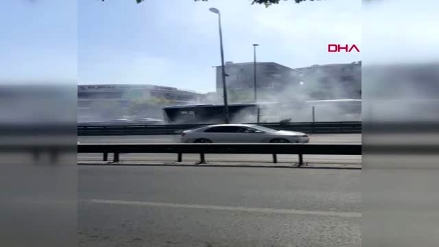 İSTANBUL- AVCILAR'DA METROBÜS YANGINI