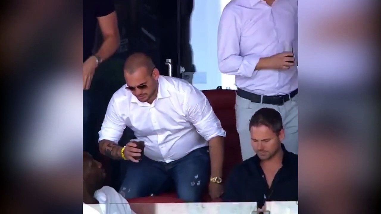 Futbolu bırakan Sneijder�in göbekli hali görenleri şaşırttı