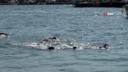 Kadına yönelik şiddete karşı yüzdüler